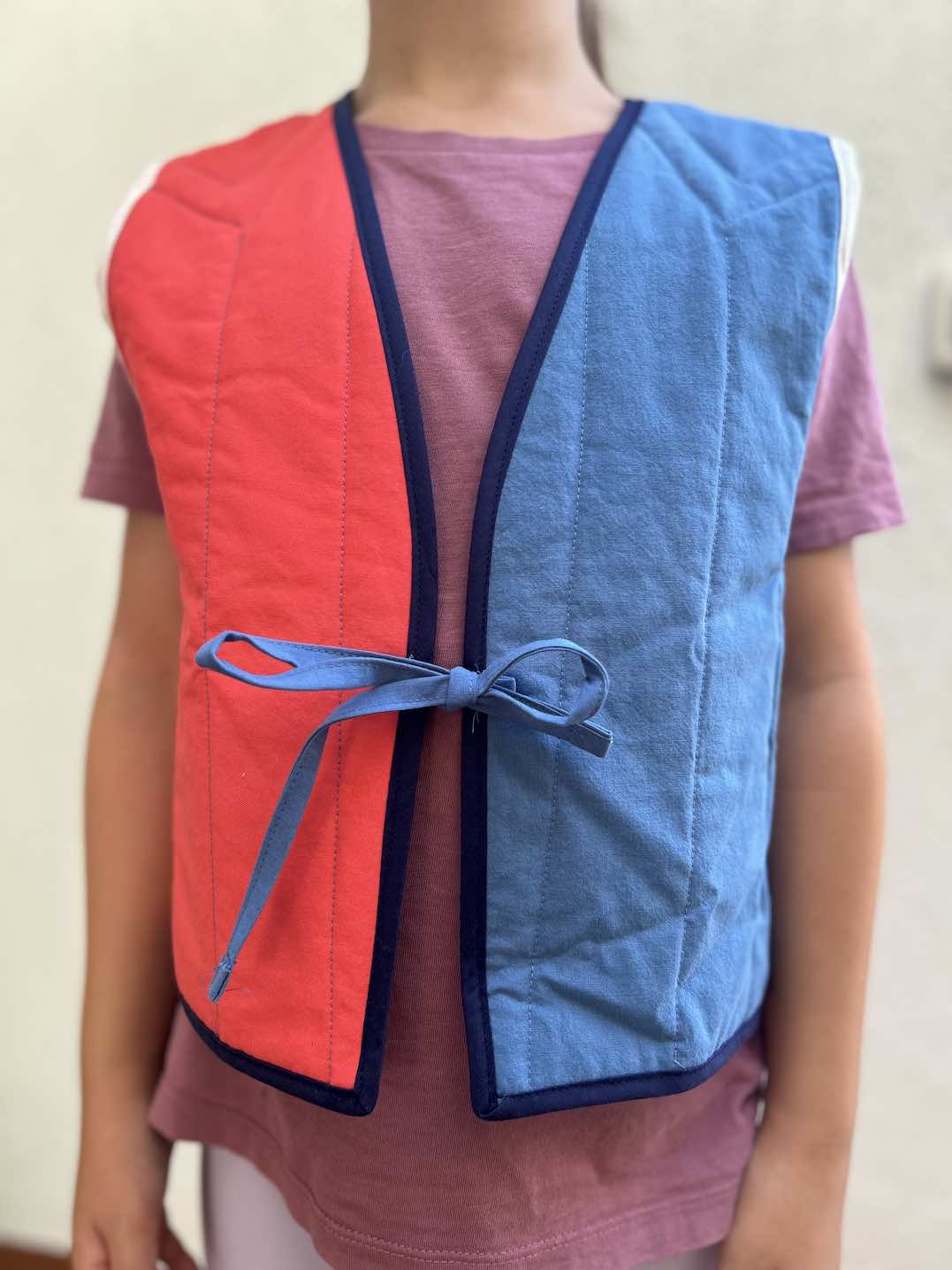 Quilt Weste - Zirkus blau/rot