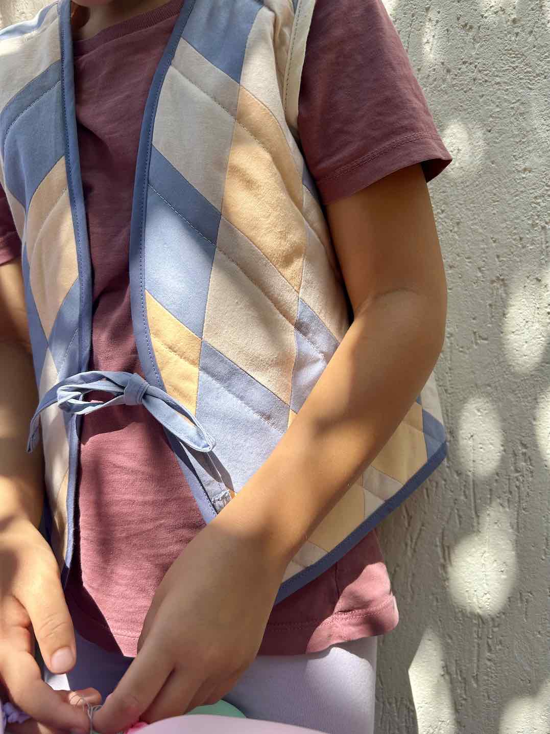 Quilt Weste - Rauten creme/blau/peach